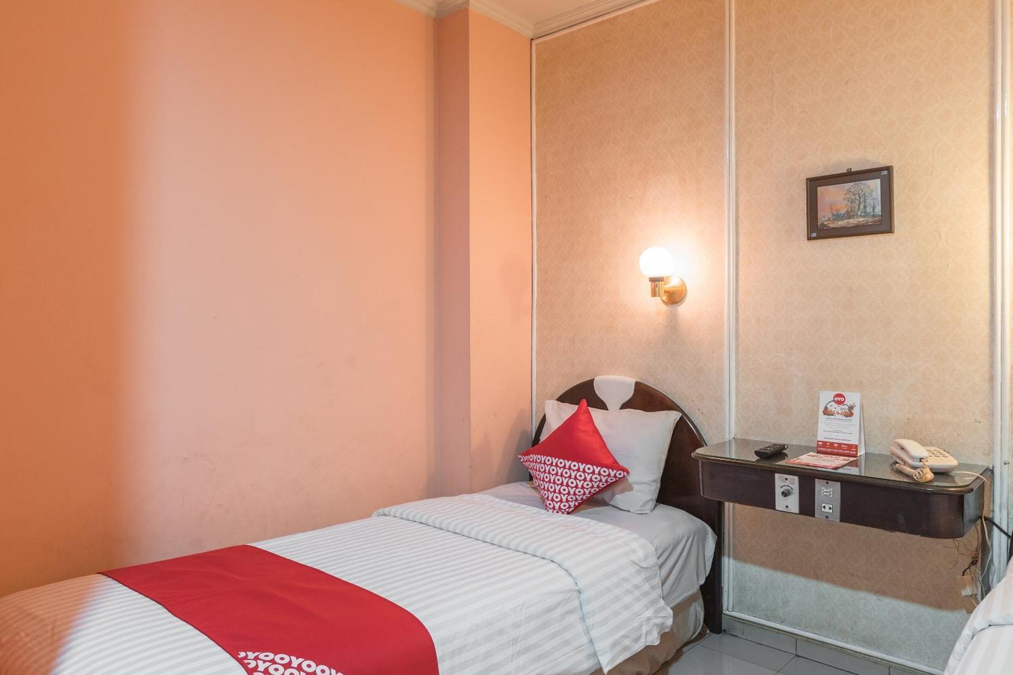 Oyo 671 Hotel Capitol Cakarta Dış mekan fotoğraf