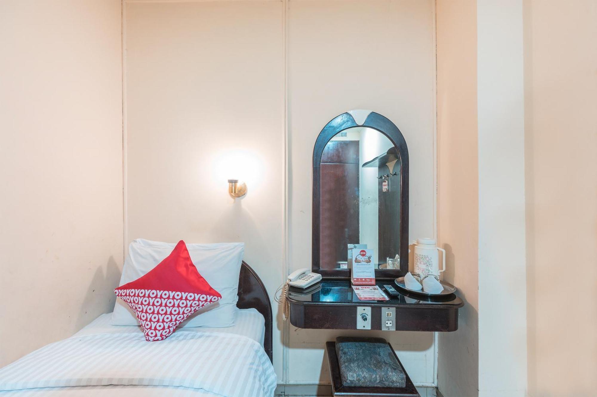 Oyo 671 Hotel Capitol Cakarta Dış mekan fotoğraf