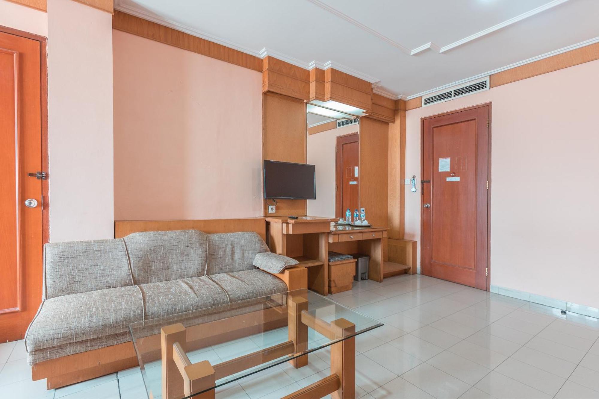 Oyo 671 Hotel Capitol Cakarta Dış mekan fotoğraf