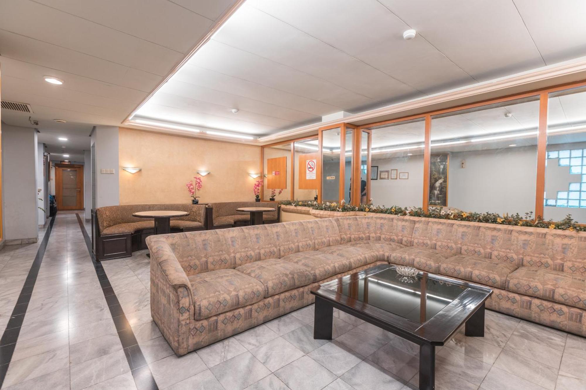 Oyo 671 Hotel Capitol Cakarta Dış mekan fotoğraf