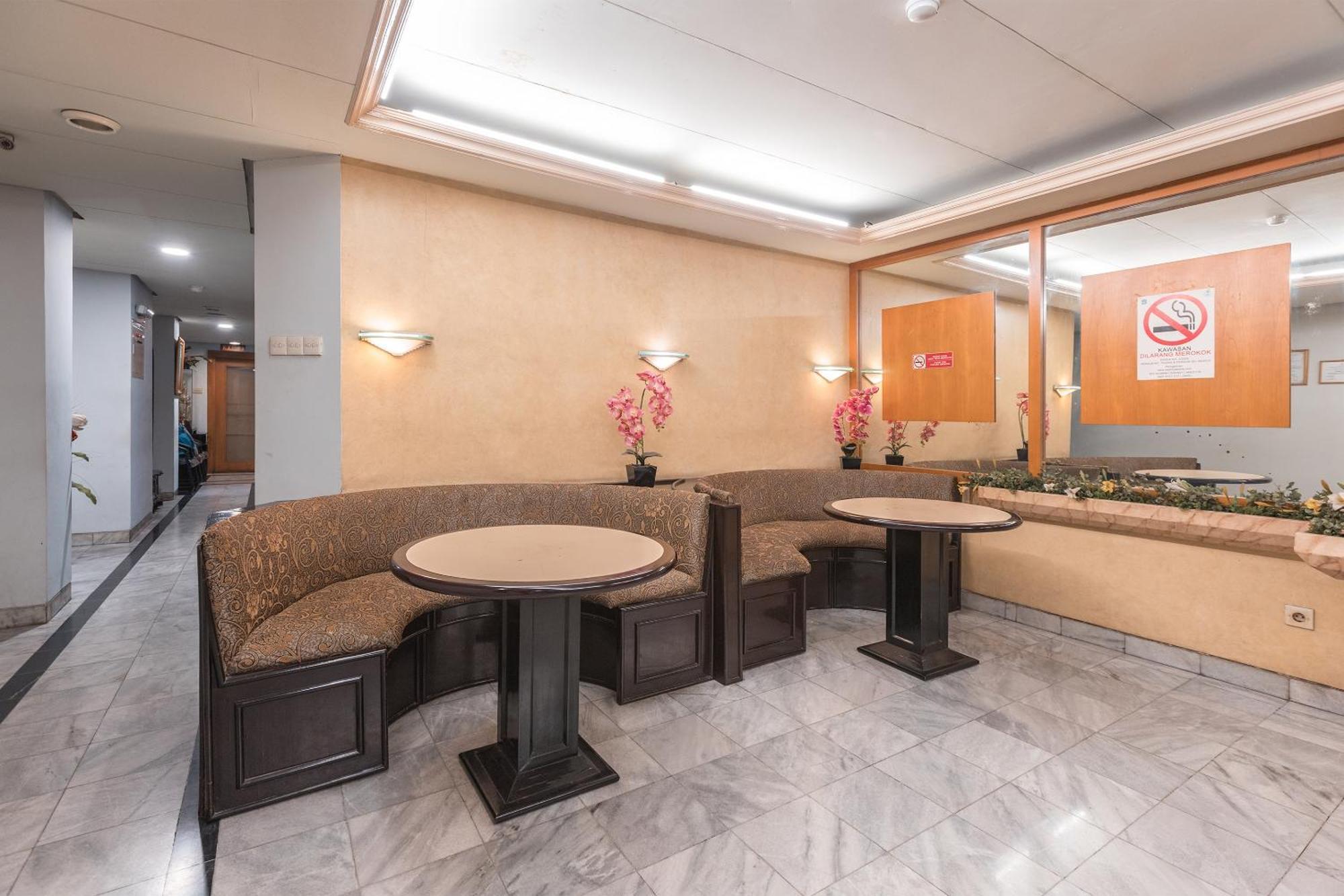 Oyo 671 Hotel Capitol Cakarta Dış mekan fotoğraf
