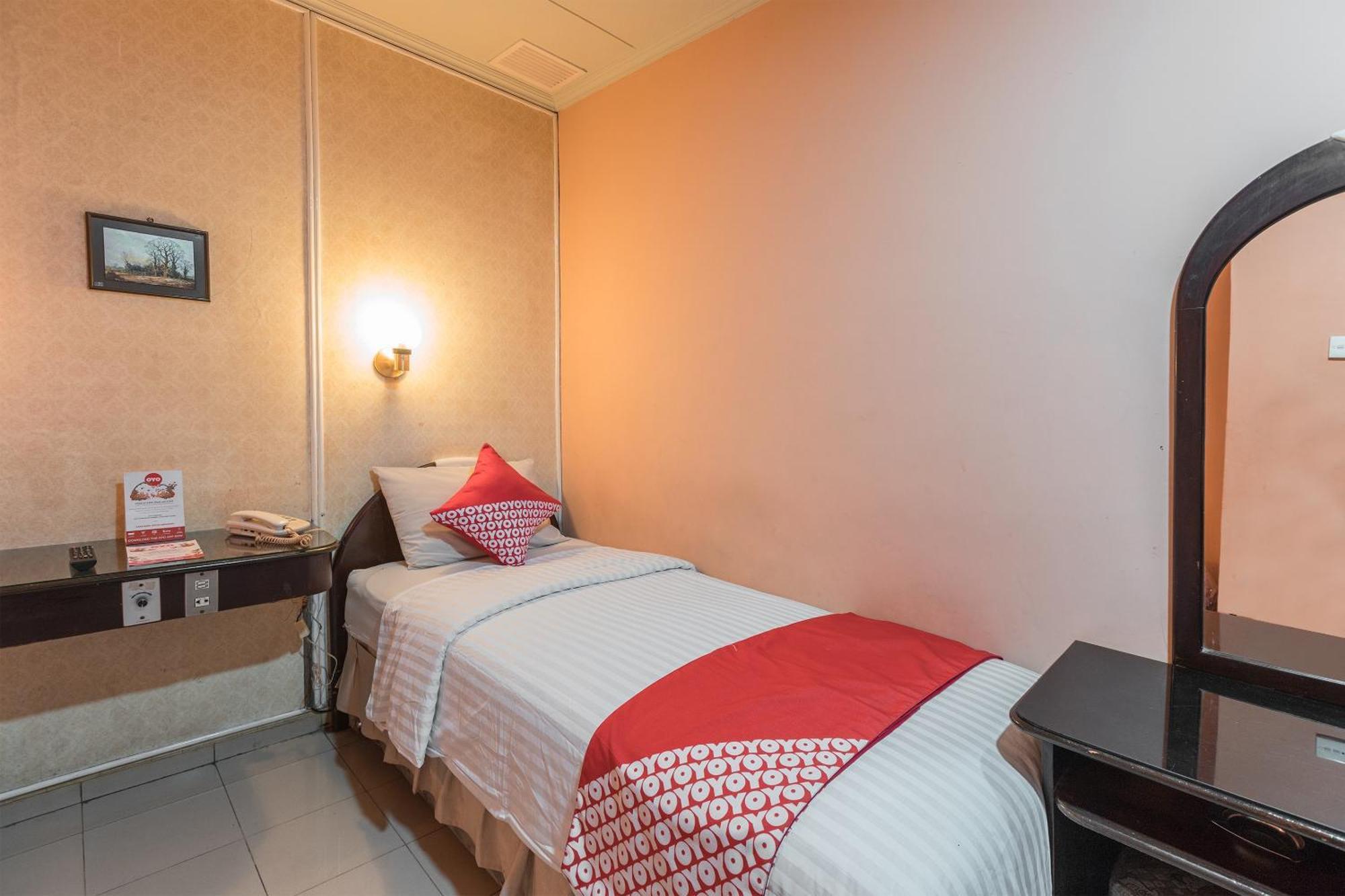 Oyo 671 Hotel Capitol Cakarta Dış mekan fotoğraf